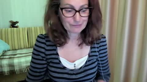 Snapshot of lauraoven1 chatting on June 19, 2026, 8:18 am Lauraoven1 online show from June 19, 2026, 8:18 am