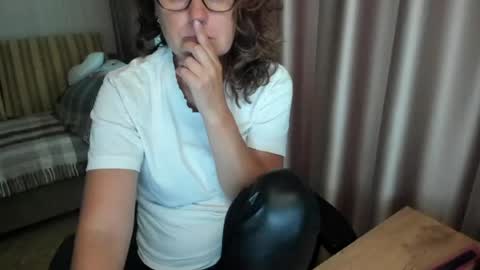 Snapshot of lauraoven1 chatting on July 22, 2026, 2:20 pm Lauraoven1 online show from July 22, 2026, 2:20 pm