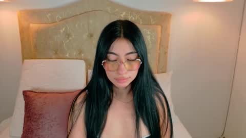 laurenn_smitth online show from October 22, 2025, 1:11 pm