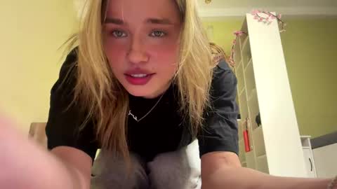 Snapshot of laurineleconey chatting on April 29, 2026, 9:35 am Bella online show from April 29, 2026, 9:35 am