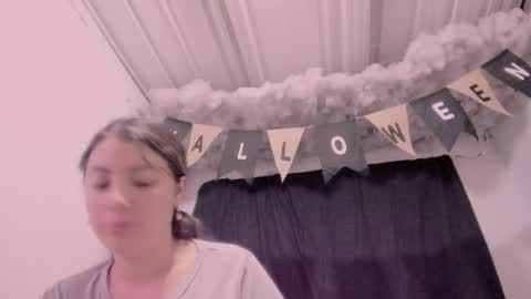 Lauu G online show from October 21, 2025, 10:05 am