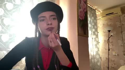 Snapshot of laverawarmack chatting on June 1, 2026, 7:32 am My name is Val online show from June 1, 2026, 7:32 am