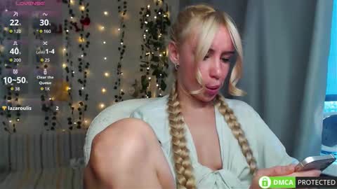 Snapshot of lavinell chatting on October 17, 2025, 12:52 pm Mia online show from October 17, 2025, 12:52 pm