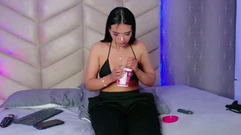 laya online show from December 3, 2025, 3:36 am