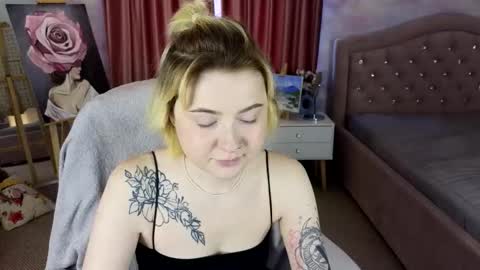 Layla online show from November 4, 2025, 6:01 am