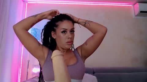 laylacruz online show from March 6, 2026, 6:43 am