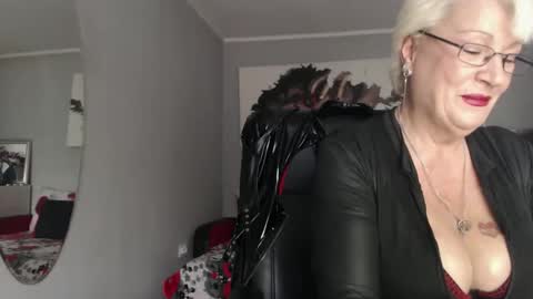 Layla online show from October 7, 2025, 7:49 am