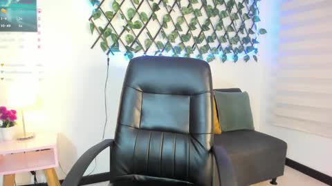 Snapshot of lea_velle chatting on January 5, 2025, 3:53 am Lea Velle online show from January 5, 2025, 3:53 am