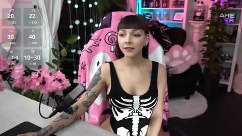 Leah online show from February 10, 2025, 10:30 pm