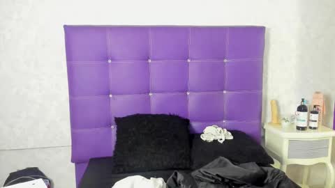 leamoreau__ online show from October 9, 2025, 12:03 pm