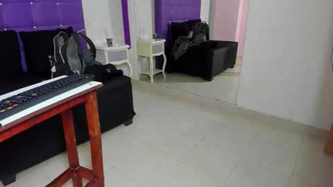 leamoreau__ online show from November 21, 2025, 11:53 am