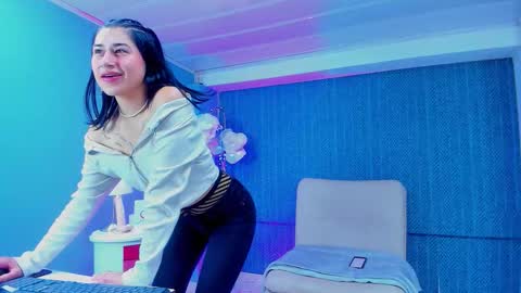 leamoreau__ online show from December 18, 2025, 12:44 pm