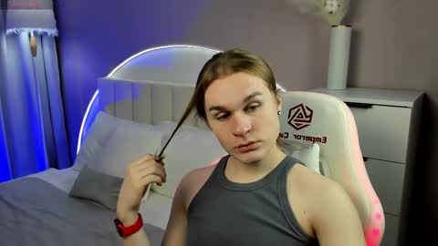 Leanu online show from November 27, 2025, 8:38 am