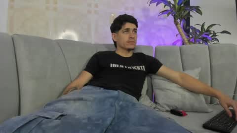 Snapshot of leandro_cooper chatting on July 2, 2026, 8:26 pm leandro_cooper online show from July 2, 2026, 8:26 pm