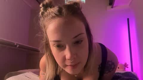 leanneluxecouple online show from February 15, 2026, 1:52 pm