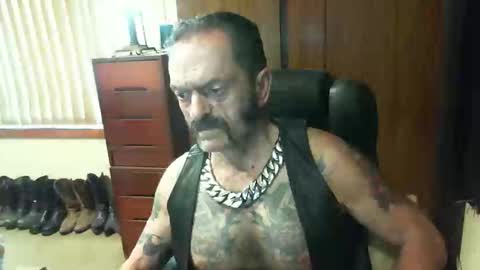 Snapshot of leathergreaser chatting on December 31, 2024, 10:23 pm leathergreaser online show from December 31, 2024, 10:23 pm