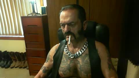 Snapshot of leathergreaser chatting on January 4, 2025, 1:10 am leathergreaser online show from January 4, 2025, 1:10 am