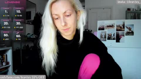 LeaVixx online show from December 10, 2024, 3:22 pm