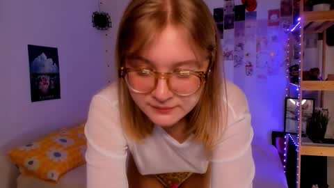 Snapshot of leazy_peasy chatting on November 28, 2025, 7:11 am Ellie online show from November 28, 2025, 7:11 am