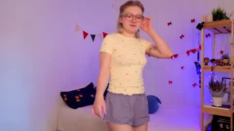 Snapshot of leazy_peasy chatting on June 12, 2026, 6:34 am Ellie online show from June 12, 2026, 6:34 am