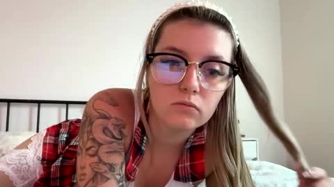 Snapshot of leeannerose chatting on May 27, 2026, 11:24 pm leeannerose online show from May 27, 2026, 11:24 pm