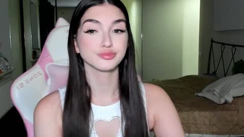 Snapshot of leila_4ever chatting on December 3, 2024, 3:44 pm Leila online show from December 3, 2024, 3:44 pm