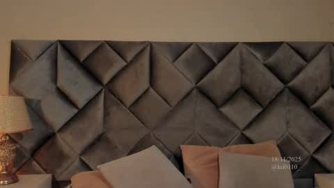 Leizathompson online show from November 18, 2025, 8:46 pm