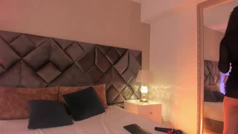 Leizathompson online show from March 26, 2026, 4:12 pm