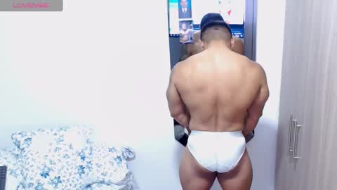 Snapshot of leo_muscleboy chatting on September 18, 2025, 11:51 pm Leo online show from September 18, 2025, 11:51 pm