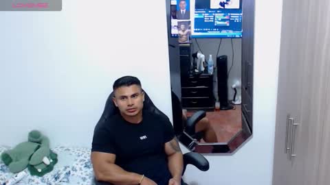 Snapshot of leo_muscleboy chatting on October 14, 2025, 12:33 am Leo online show from October 14, 2025, 12:33 am