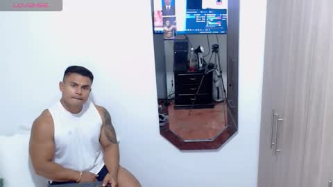 Snapshot of leo_muscleboy chatting on November 6, 2025, 12:44 am Leo online show from November 6, 2025, 12:44 am