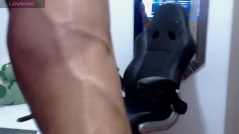 Snapshot of leo_muscleboy chatting on November 15, 2025, 12:41 am Leo online show from November 15, 2025, 12:41 am