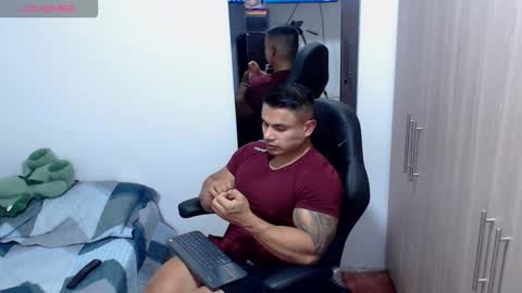 Snapshot of leo_muscleboy chatting on November 29, 2025, 12:13 am Leo online show from November 29, 2025, 12:13 am