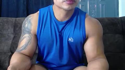 Snapshot of leo_muscleboy chatting on December 19, 2025, 10:28 pm Leo online show from December 19, 2025, 10:28 pm