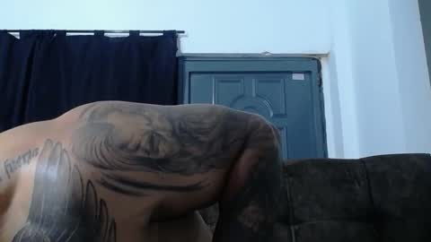 Snapshot of leo_muscleboy chatting on December 21, 2025, 9:11 pm Leo online show from December 21, 2025, 9:11 pm