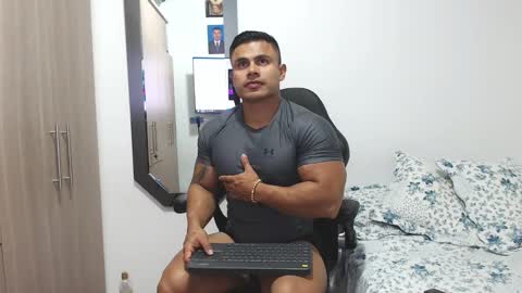 Snapshot of leo_muscleboy chatting on February 2, 2026, 11:36 pm Leo online show from February 2, 2026, 11:36 pm