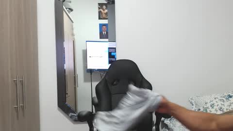 Snapshot of leo_muscleboy chatting on February 3, 2026, 11:21 pm Leo online show from February 3, 2026, 11:21 pm