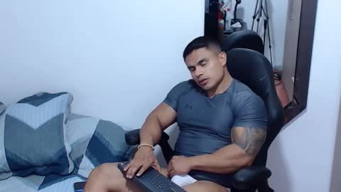 Snapshot of leo_muscleboy chatting on February 17, 2026, 11:55 pm Leo online show from February 17, 2026, 11:55 pm