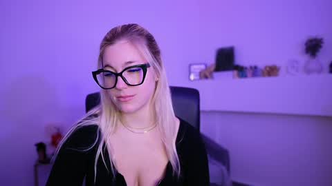 leokitty  online show from April 14, 2026, 1:39 pm