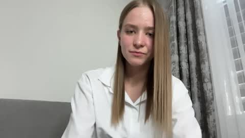 Snapshot of leona_grand chatting on June 1, 2026, 12:29 pm Emma online show from June 1, 2026, 12:29 pm