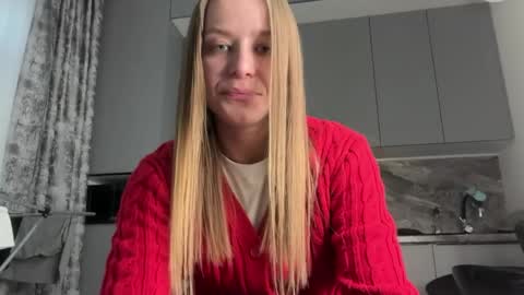 Snapshot of leona_grand chatting on June 3, 2026, 2:33 pm Emma online show from June 3, 2026, 2:33 pm