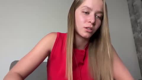 Snapshot of leona_grand chatting on June 25, 2026, 1:04 pm Emma online show from June 25, 2026, 1:04 pm