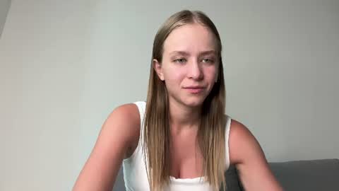 Snapshot of leona_grand chatting on June 26, 2026, 1:59 pm Emma online show from June 26, 2026, 1:59 pm