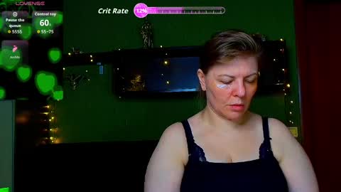 Snapshot of leona_tracie chatting on April 2, 2026, 6:44 am Leona tracie online show from April 2, 2026, 6:44 am