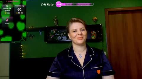 Snapshot of leona_tracie chatting on April 3, 2026, 9:35 pm Leona tracie online show from April 3, 2026, 9:35 pm