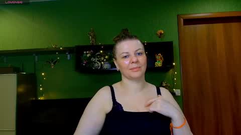 Snapshot of leona_tracie chatting on April 4, 2026, 11:08 am Leona tracie online show from April 4, 2026, 11:08 am