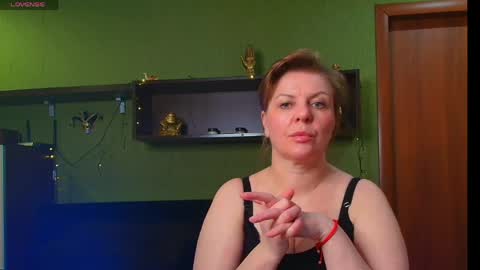 Snapshot of leona_tracie chatting on April 24, 2026, 9:56 am Leona tracie online show from April 24, 2026, 9:56 am