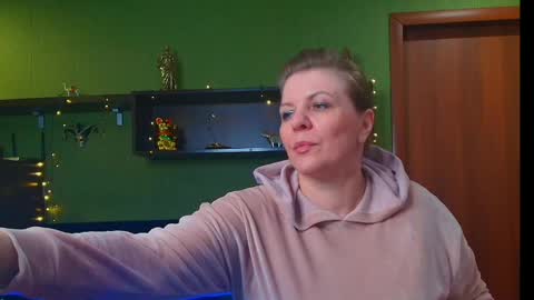 Snapshot of leona_tracie chatting on April 29, 2026, 7:42 pm Leona tracie online show from April 29, 2026, 7:42 pm