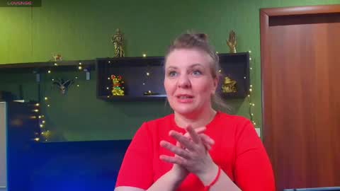 Snapshot of leona_tracie chatting on May 1, 2026, 10:58 pm Leona tracie online show from May 1, 2026, 10:58 pm