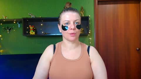 Snapshot of leona_tracie chatting on May 2, 2026, 8:14 pm Leona tracie online show from May 2, 2026, 8:14 pm